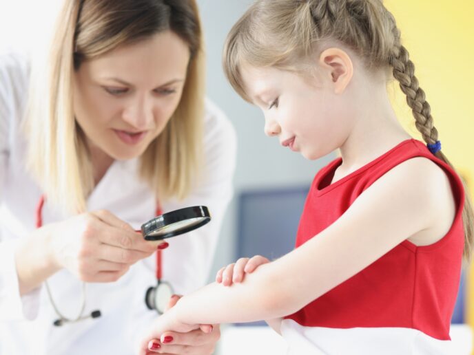 Ärztin untersucht Haut eines Mädchens