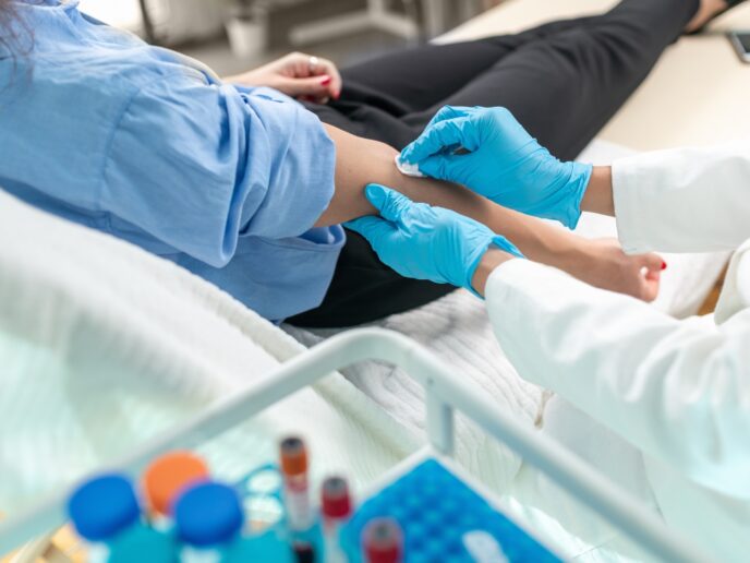 Frau bei Blutabnahme