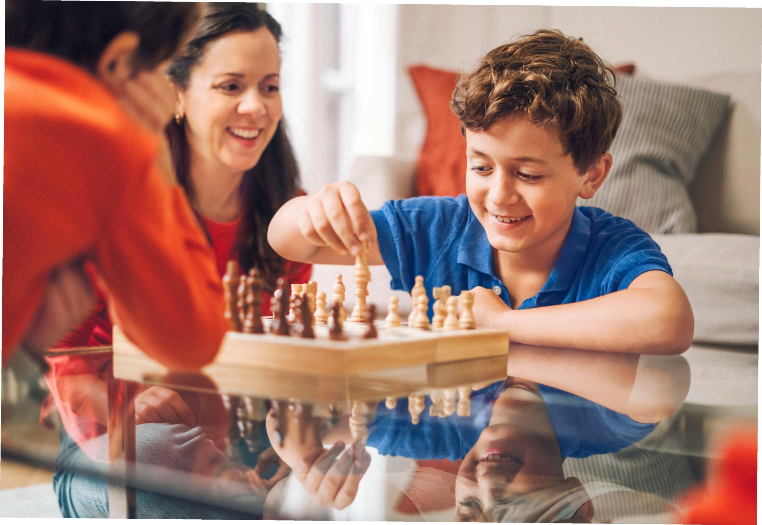 IVA_Junge_Schachspielen
