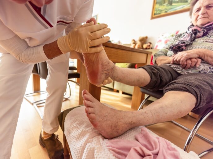 Seniorin wird von Fachkraft versorgt