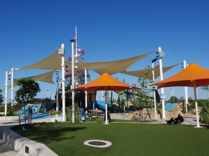 Spielplatz mit Sonnenschutz