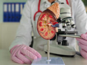 Nierenobstruktion/-infektion durch Harnleitersteine: Perkutane Nephrostomie möglichst innerhalb von sechs Stunden