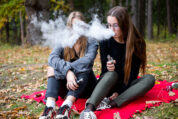 Vapen, Mehrweg-E-Zigarette und Nikotinbeutel bei Jugendlichen auf dem Vormarsch