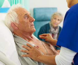 nurse_examining_patient_300x250_ohne Freigabenummer