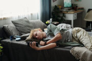 Welche Auswirkungen haben TikTok und Co. auf Gedächtnis und Psyche junger Menschen?