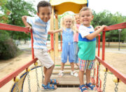 Draußen zu spielen ist gut für die psychische Gesundheit von Kindern