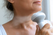 Menopause: Fezolinetant verbessert Hitzewallungen und psychische Beschwerden