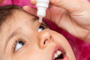 Myopie bei Kindern: Atropin-Augentropfen in niedriger Dosierung sind sicher und wirksam
