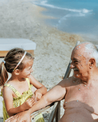 Visual_Opa-Enkelkinder-Strand_200x250px