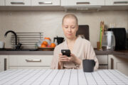 Enge digitale Begleitung per App hilft Frauen mit Brustkrebs