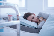 Adenotonsillektomie: Studie untersucht postoperative Gabe von Dexamethason bei Kindern