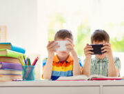 Grundschüler mit Handy lesen schlechter
