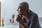 Soziale Benachteiligung erhöht das Sterberisiko bei Frauen mit früher Menopause