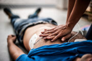 Außerklinische Reanimationen 2025: Ersthelfendenquote stagniert, Ausbau von AEDs gefordert
