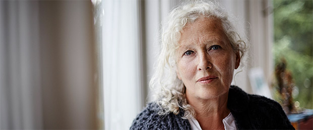 Foto: Frau mit weißen Haaren