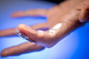 Schweiß liefert Levodopa-Werte: Neuer Fingerspitzen-Sensor für Parkinson